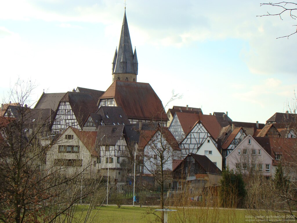 Blick auf Kirche und Fachwerkhäuser im Eppinger Stadtkern