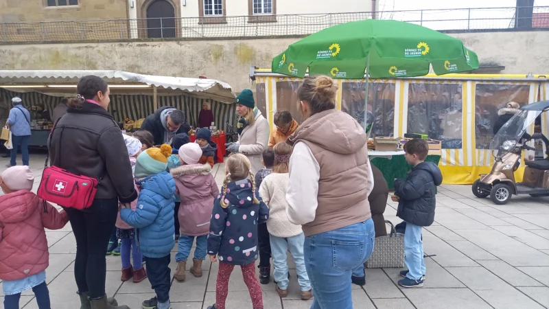 Landtagskandidatin Gudula Achterberg am Infostand mit einer Gruppe Kindergartenkinder.