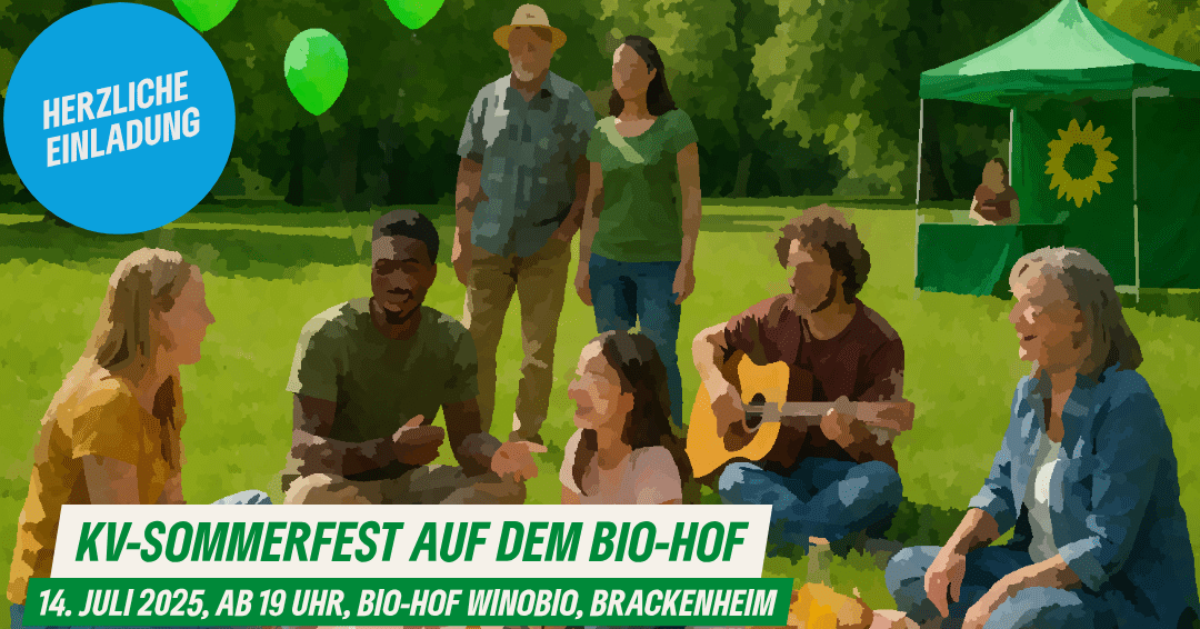 Gruppenbild von Menschen, die auf einer grünen Wiese sitzen