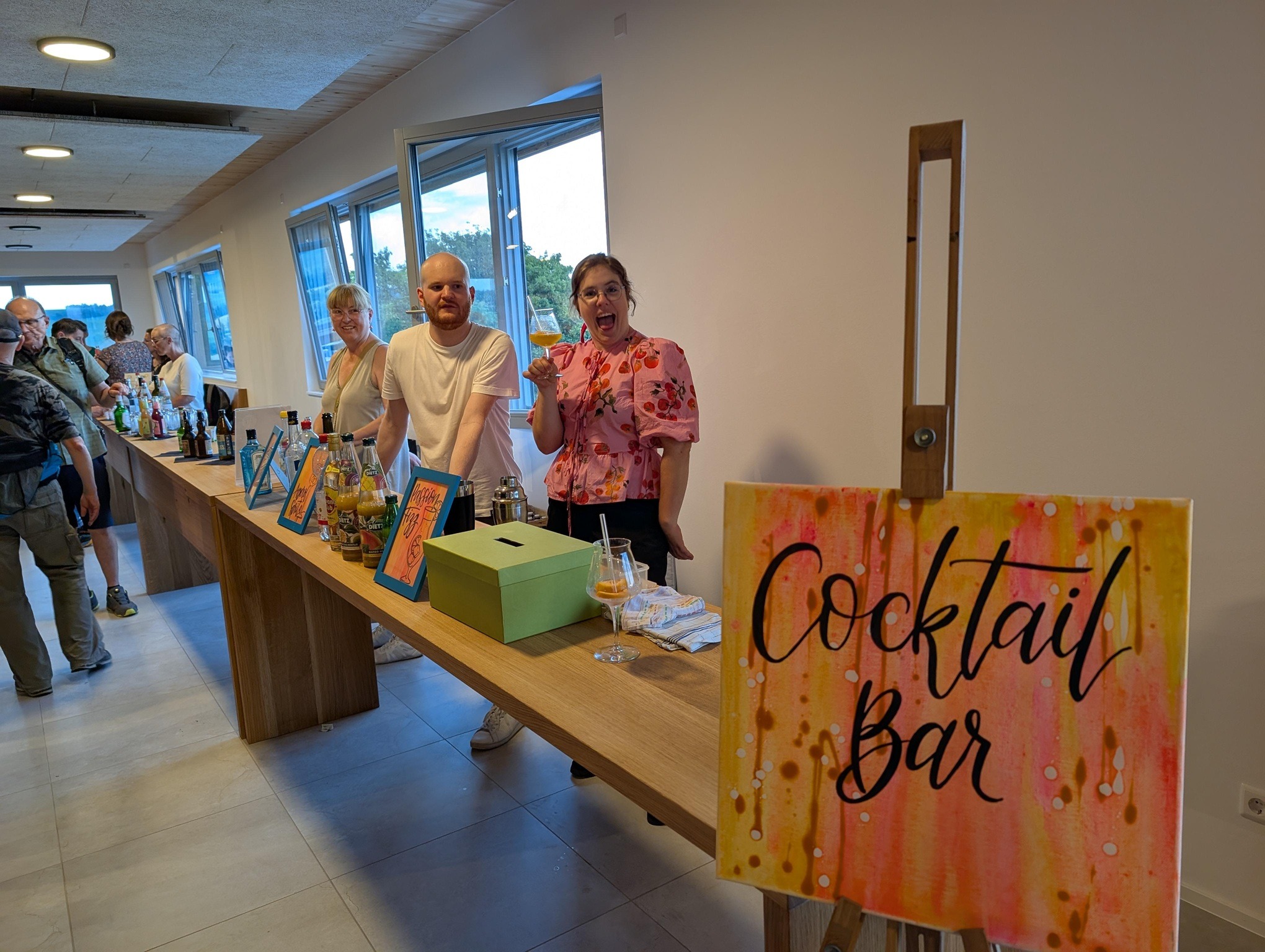 GJ-Mitglieder mixen Cocktails