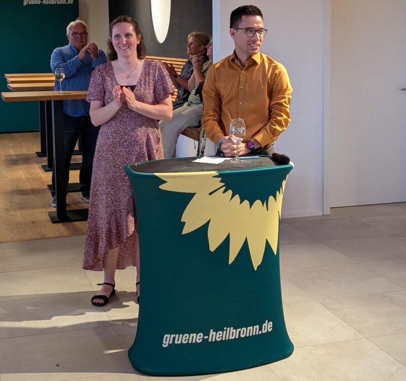 Kreisvorsitzende Kyra und Colin am Redepult