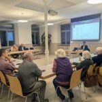 Mitglieder an Tischen im Bürgerhaus