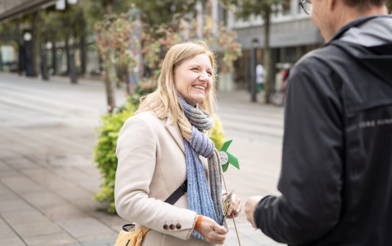 Gudula Achterberg im Gespräch mit einem Bürger