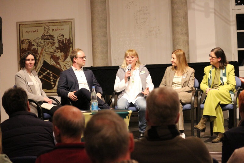 Gäste auf dem Podium