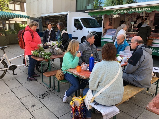 Kaffee, Hefezopf und nette Gespräche auf dem Pflänzlesmarkt 2026 in Leingarten.